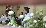 Mẹ ngất lịm, em gái Anh Vũ khóc đau đớn khi đón thi hài anh trai về nước