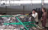 Mẹ ngất lịm, em gái Anh Vũ khóc đau đớn khi đón thi hài anh trai về nước
