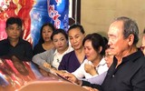 Mẹ ngất lịm, em gái Anh Vũ khóc đau đớn khi đón thi hài anh trai về nước