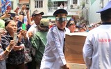 Phản cảm chen lấn, xô đẩy trong đám tang Anh Vũ chỉ để... livestream, quay clip làm Youtube