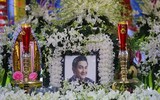 Phản cảm chen lấn, xô đẩy trong đám tang Anh Vũ chỉ để... livestream, quay clip làm Youtube