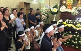 Phản cảm chen lấn, xô đẩy trong đám tang Anh Vũ chỉ để... livestream, quay clip làm Youtube