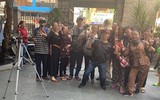 Phản cảm chen lấn, xô đẩy trong đám tang Anh Vũ chỉ để... livestream, quay clip làm Youtube