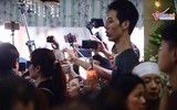 Phản cảm chen lấn, xô đẩy trong đám tang Anh Vũ chỉ để... livestream, quay clip làm Youtube