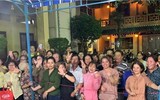Phản cảm chen lấn, xô đẩy trong đám tang Anh Vũ chỉ để... livestream, quay clip làm Youtube