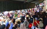 Phản cảm chen lấn, xô đẩy trong đám tang Anh Vũ chỉ để... livestream, quay clip làm Youtube