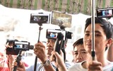 Phản cảm chen lấn, xô đẩy trong đám tang Anh Vũ chỉ để... livestream, quay clip làm Youtube