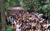 Trời mát, người dân vẫn vật vã di chuyển tại Lễ hội Đền Hùng