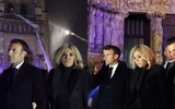 Người dân Paris quỳ gối cầu nguyện trước cảnh nhà thờ Đức Bà bị lửa thiêu rụi