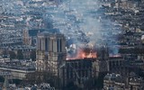 Người dân Paris quỳ gối cầu nguyện trước cảnh nhà thờ Đức Bà bị lửa thiêu rụi