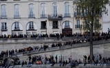 Người dân Paris quỳ gối cầu nguyện trước cảnh nhà thờ Đức Bà bị lửa thiêu rụi