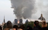 Người dân Paris quỳ gối cầu nguyện trước cảnh nhà thờ Đức Bà bị lửa thiêu rụi