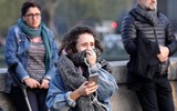 Người dân Paris quỳ gối cầu nguyện trước cảnh nhà thờ Đức Bà bị lửa thiêu rụi