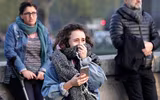 Người dân Paris quỳ gối cầu nguyện trước cảnh nhà thờ Đức Bà bị lửa thiêu rụi