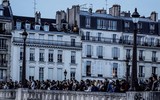 Người dân Paris quỳ gối cầu nguyện trước cảnh nhà thờ Đức Bà bị lửa thiêu rụi