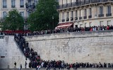 Người dân Paris quỳ gối cầu nguyện trước cảnh nhà thờ Đức Bà bị lửa thiêu rụi