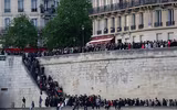 Người dân Paris quỳ gối cầu nguyện trước cảnh nhà thờ Đức Bà bị lửa thiêu rụi