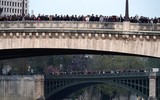 Người dân Paris quỳ gối cầu nguyện trước cảnh nhà thờ Đức Bà bị lửa thiêu rụi