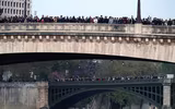 Người dân Paris quỳ gối cầu nguyện trước cảnh nhà thờ Đức Bà bị lửa thiêu rụi