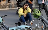 Người dân Paris quỳ gối cầu nguyện trước cảnh nhà thờ Đức Bà bị lửa thiêu rụi
