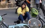 Người dân Paris quỳ gối cầu nguyện trước cảnh nhà thờ Đức Bà bị lửa thiêu rụi