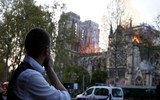 Người dân Paris quỳ gối cầu nguyện trước cảnh nhà thờ Đức Bà bị lửa thiêu rụi