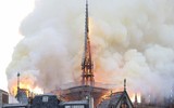Người dân Paris quỳ gối cầu nguyện trước cảnh nhà thờ Đức Bà bị lửa thiêu rụi