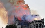 Người dân Paris quỳ gối cầu nguyện trước cảnh nhà thờ Đức Bà bị lửa thiêu rụi