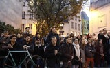 Người dân Paris quỳ gối cầu nguyện trước cảnh nhà thờ Đức Bà bị lửa thiêu rụi