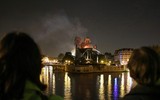 Người dân Paris quỳ gối cầu nguyện trước cảnh nhà thờ Đức Bà bị lửa thiêu rụi