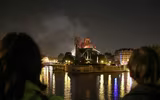 Người dân Paris quỳ gối cầu nguyện trước cảnh nhà thờ Đức Bà bị lửa thiêu rụi