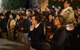Người dân Paris quỳ gối cầu nguyện trước cảnh nhà thờ Đức Bà bị lửa thiêu rụi