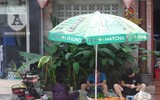 [Ảnh] Đa dạng cách chống nắng của người Hà Nội trong ngày đầu nóng cao điểm