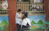 [Ảnh] Đa dạng cách chống nắng của người Hà Nội trong ngày đầu nóng cao điểm