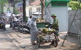 [Ảnh] Đa dạng cách chống nắng của người Hà Nội trong ngày đầu nóng cao điểm