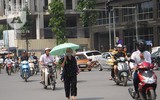 [Ảnh] Người dân Hà Nội chật vật di chuyển, mưu sinh trong cái nắng 40 độ C