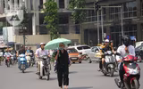 [Ảnh] Người dân Hà Nội chật vật di chuyển, mưu sinh trong cái nắng 40 độ C