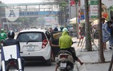 [Ảnh] Người dân Hà Nội chật vật di chuyển, mưu sinh trong cái nắng 40 độ C