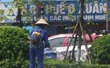 [Ảnh] Người dân Hà Nội chật vật di chuyển, mưu sinh trong cái nắng 40 độ C