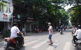 [Ảnh] Người dân Hà Nội chật vật di chuyển, mưu sinh trong cái nắng 40 độ C