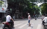 [Ảnh] Người dân Hà Nội chật vật di chuyển, mưu sinh trong cái nắng 40 độ C