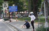 [Ảnh] Người dân Hà Nội chật vật di chuyển, mưu sinh trong cái nắng 40 độ C