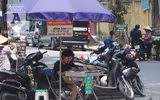 [Ảnh] Đa dạng cách chống nắng của người Hà Nội trong ngày đầu nóng cao điểm