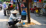 [Ảnh] Đa dạng cách chống nắng của người Hà Nội trong ngày đầu nóng cao điểm