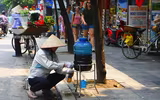 [Ảnh] Đa dạng cách chống nắng của người Hà Nội trong ngày đầu nóng cao điểm