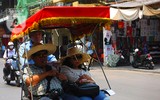 [Ảnh] Người dân Hà Nội chật vật di chuyển, mưu sinh trong cái nắng 40 độ C