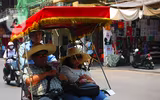 [Ảnh] Người dân Hà Nội chật vật di chuyển, mưu sinh trong cái nắng 40 độ C