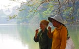 [Ảnh] Đa dạng cách chống nắng của người Hà Nội trong ngày đầu nóng cao điểm