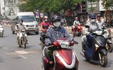 [Ảnh] Người dân Hà Nội chật vật di chuyển, mưu sinh trong cái nắng 40 độ C