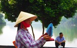 [Ảnh] Người dân Hà Nội chật vật di chuyển, mưu sinh trong cái nắng 40 độ C